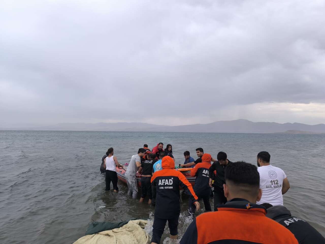 Gölün ortasında can pazarı! Kadının durumu ağır 5
